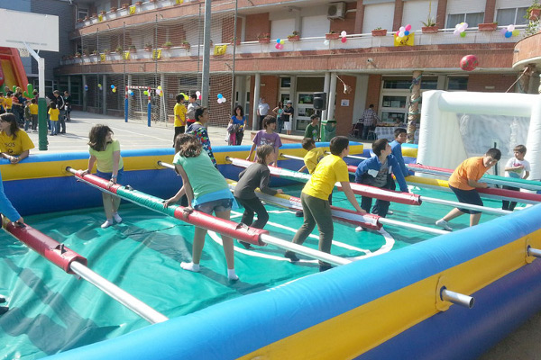 Hinchables: futbolín humano